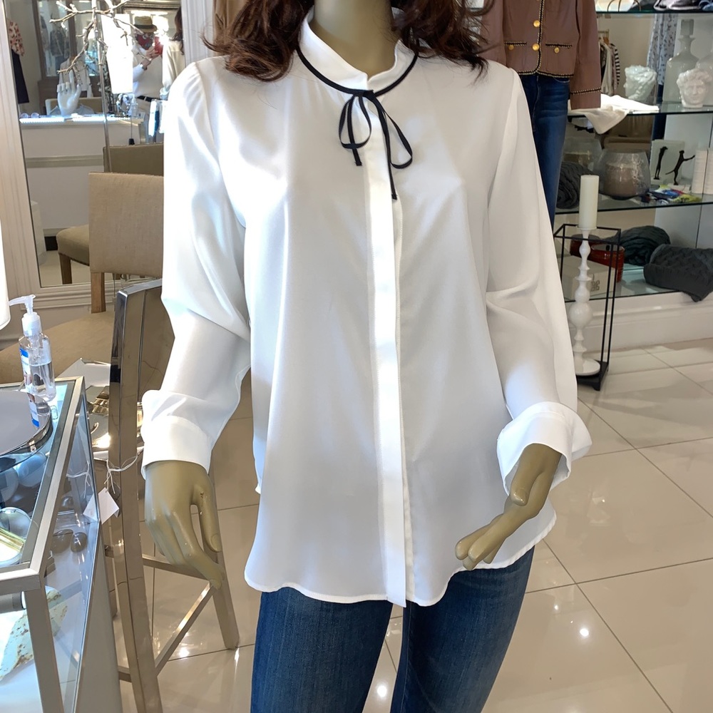 Long sleeve modern blouse with black detail